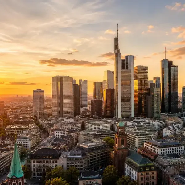 skyline Frabkfurt bei Sonnenaufgang. Geburtsort des Unternehmens CYC Choose your Chauffeur dem Chauffeur- und Limousinen Service aus Frankfurt